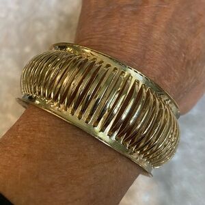 ☘️VTG Silver Tone Open Work Bangle Bracelet
